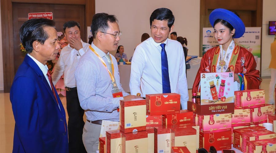 CEO Nguyễn Mạnh Hùng (thứ 2 từ trái qua) giới thiệu sản phẩm Sâm Tiến Vua với  ông Hồ An Phong, Phó Chủ tịch UBND tỉnh Quảng Bình